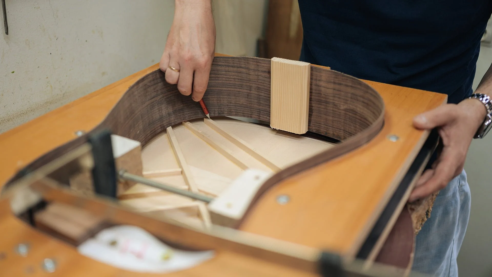 Jurisin Acoustic Guitars: <br>Ručno pravljene akustične gitare čiji se melodični tonovi prolamaju po čitavoj Evropi 5 jurisin 05