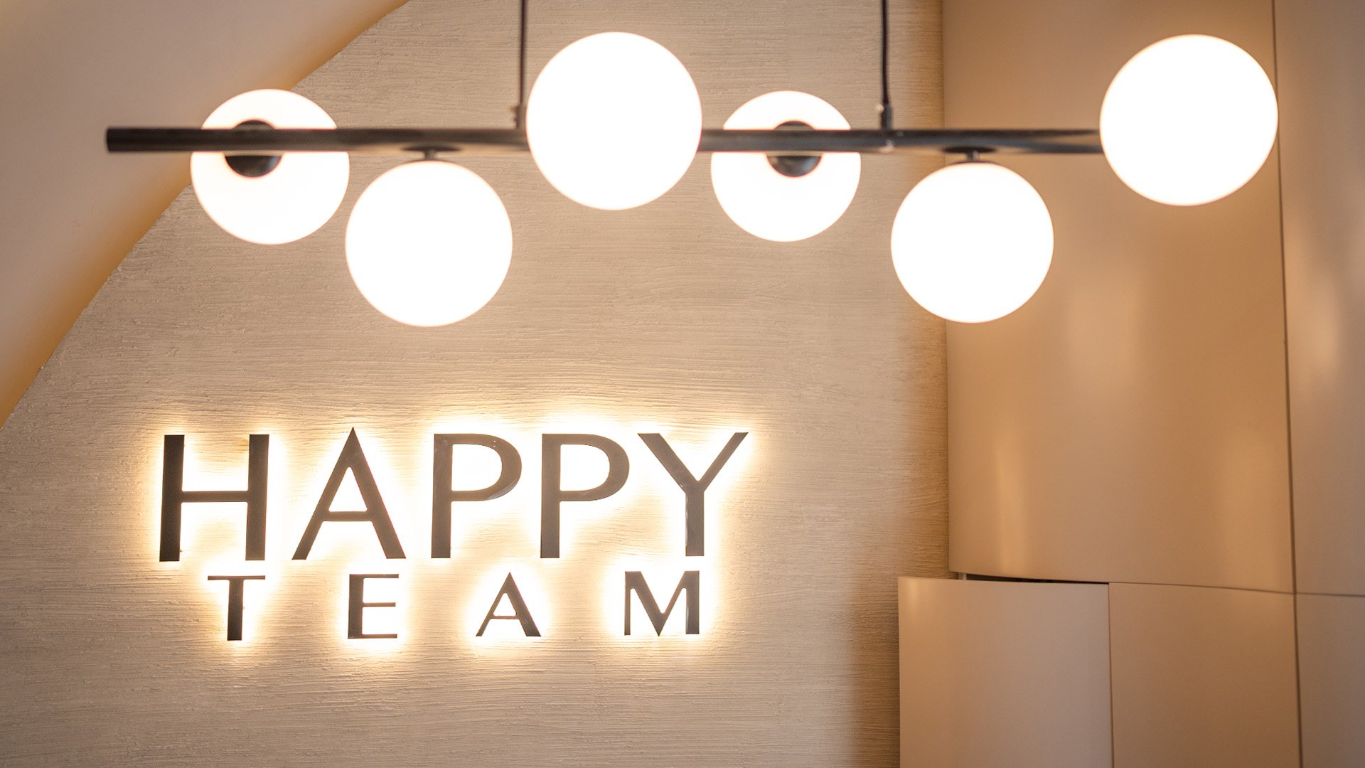 HappyTeam frizerski salon: <br>Kad žena padobranac pronađe frizerske makaze 2 happyteam 02