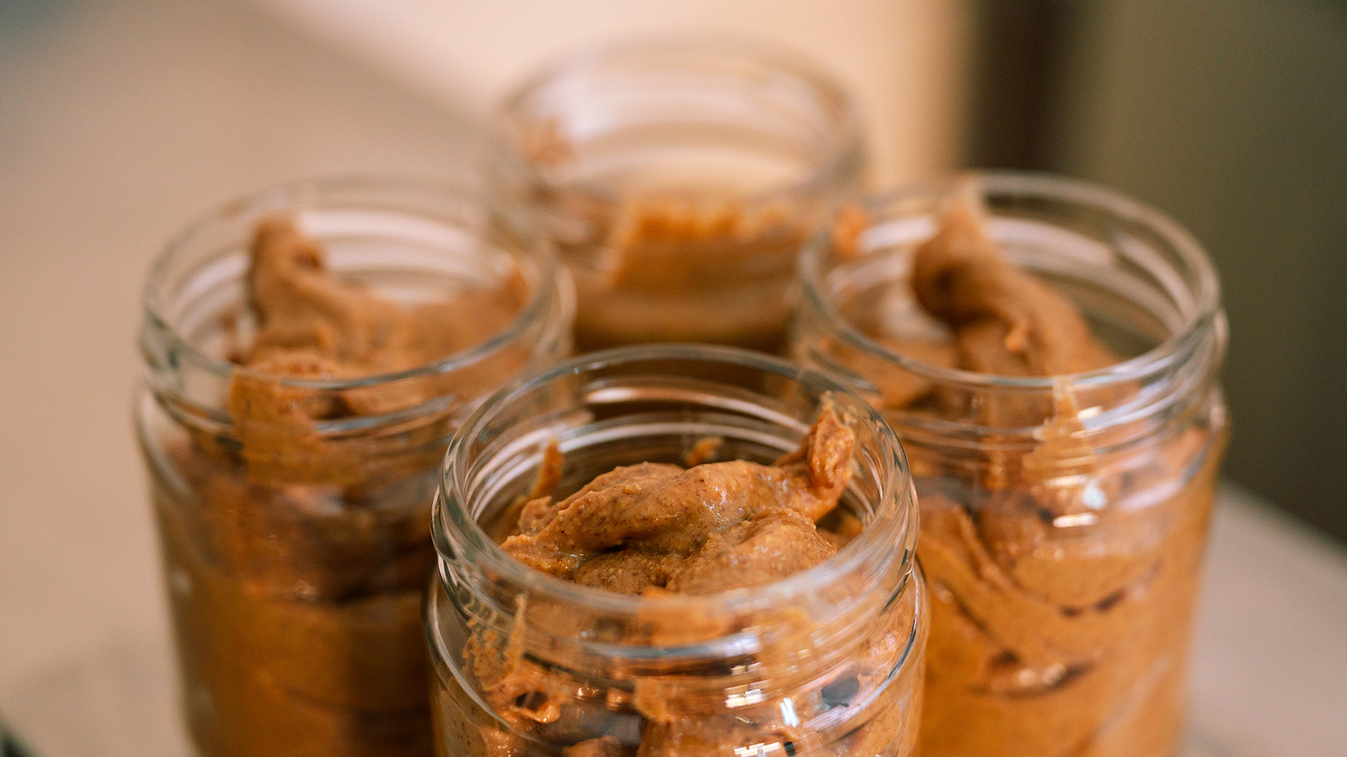 Puterko: <br>Zdravi i ukusni puteri i kremovi od orašastih plodova koje voli i staro i mlado 16 puterko 08