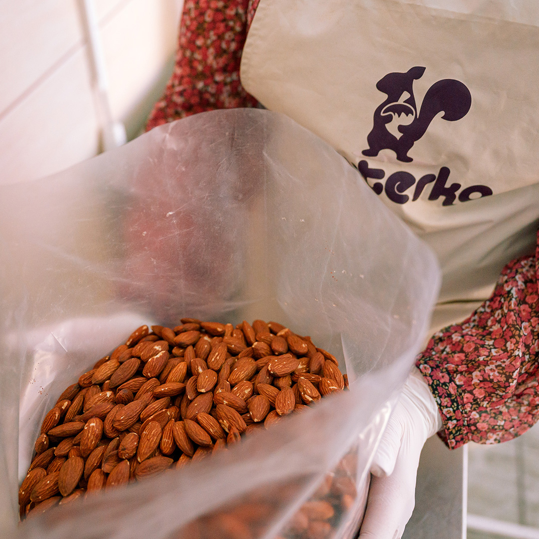 Puterko: <br>Zdravi i ukusni puteri i kremovi od orašastih plodova koje voli i staro i mlado 7 sq puterko 02