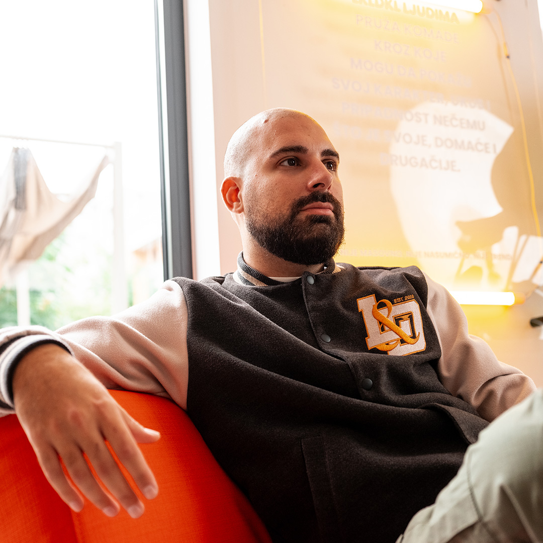 Vukan Damnjanović: <br>Kako od lične priče nastaje autentičan brend garderobe 15 sq vukan lkldkl 10